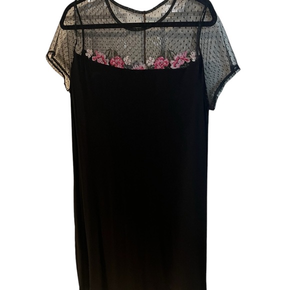 A gorgeous black dress with embroidered flowers in size 1X - Picture 6 of 6